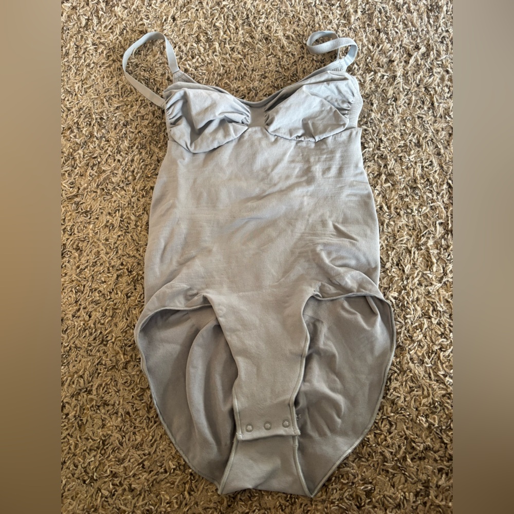 Skims body suit size 2XL